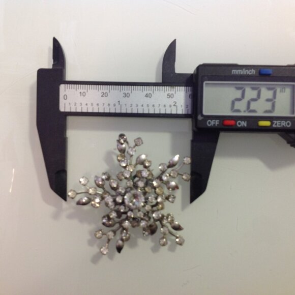 Coro Brooch Clear Stones on Silver Metal Snowflake Sunburst Starburst - Picture 12 of 14